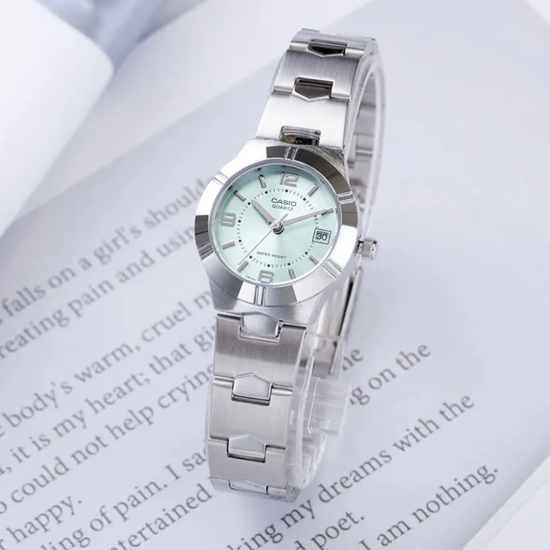 Detalle de la esfera verde pastel y función de fecha del Reloj Casio LTP-1241D-3ADF