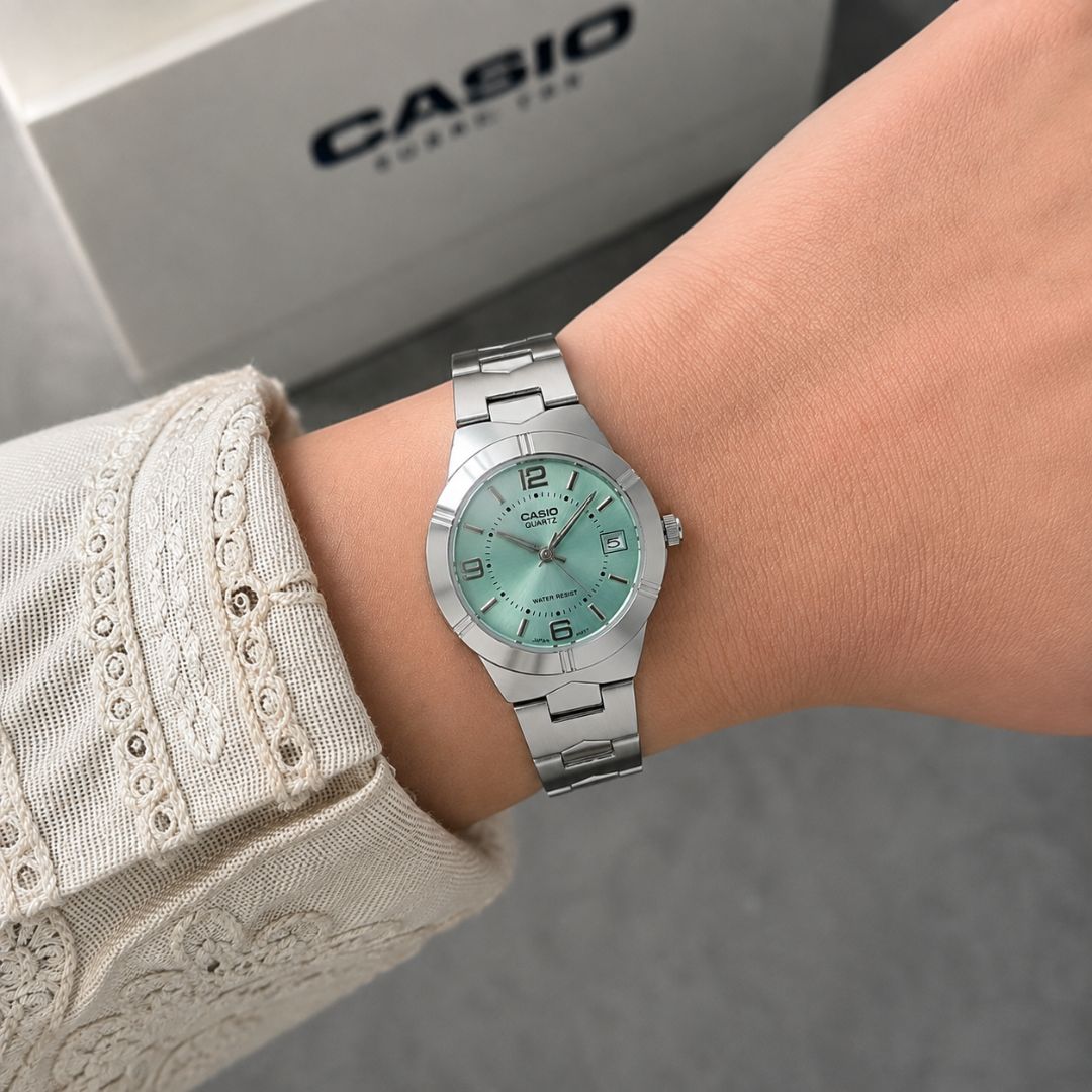 Vista lateral del Reloj Casio LTP-1241D-3ADF con brazalete de acero plateado