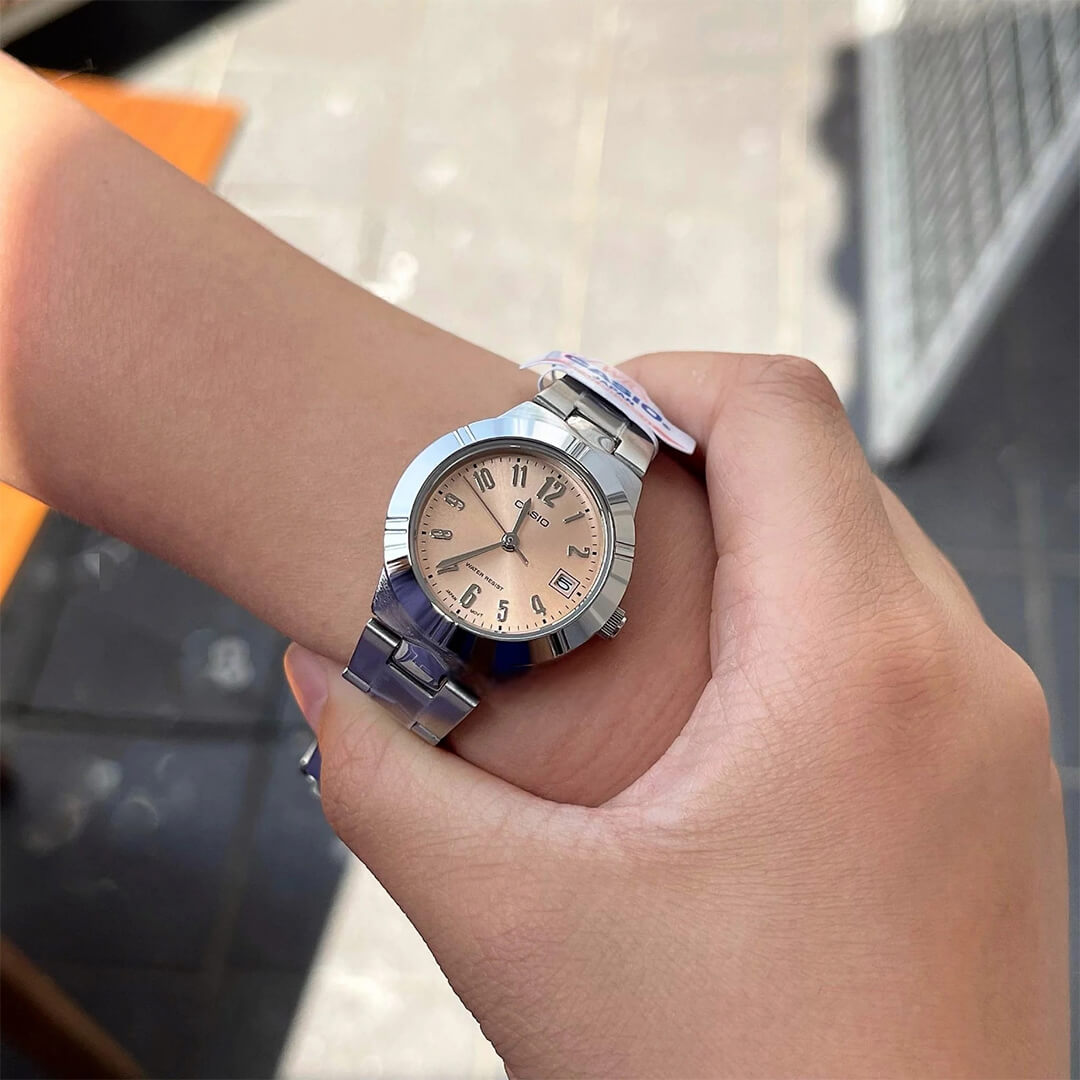 Reloj Casio LTP-1241D-4A3 puesto en la muñeca, estilo clásico femenino