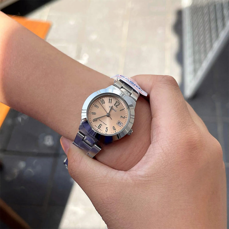 Reloj Casio LTP-1241D-4A3 puesto en la muñeca, estilo clásico femenino