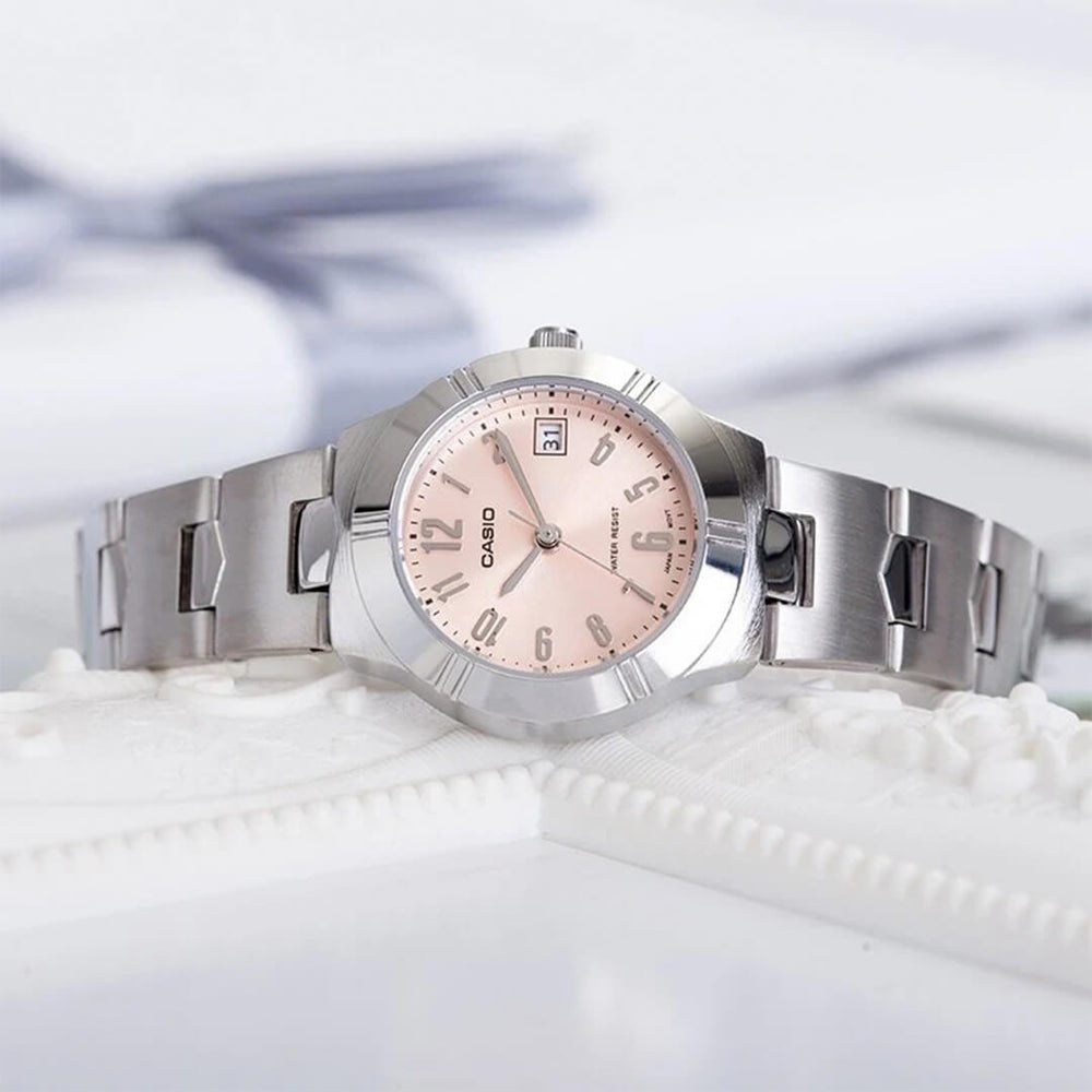 Detalle de la esfera melón y función de fecha del Reloj Casio LTP-1241D-4A3