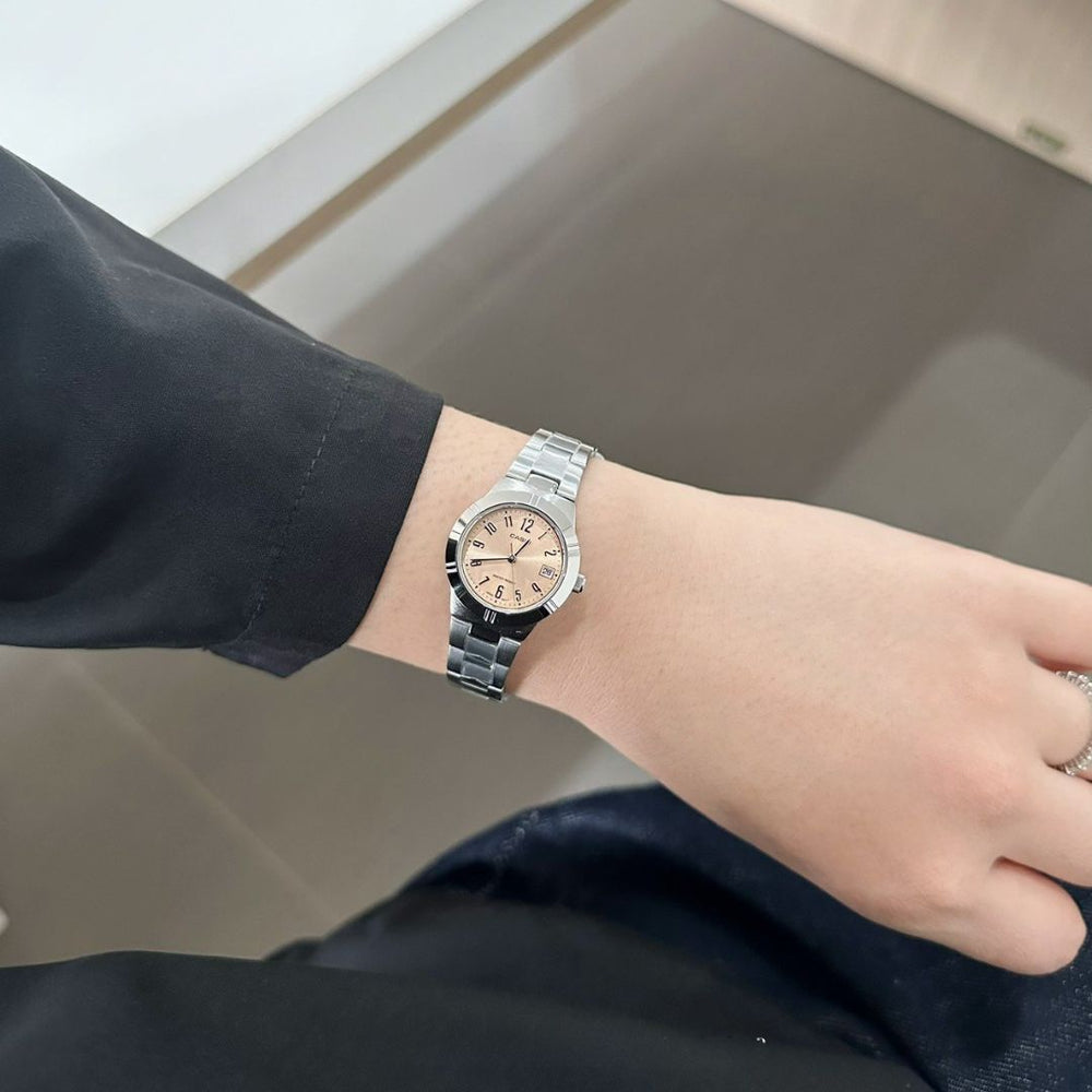 Vista lateral del Reloj Casio LTP-1241D-4A3 con brazalete de acero plateado puestp en muñeca