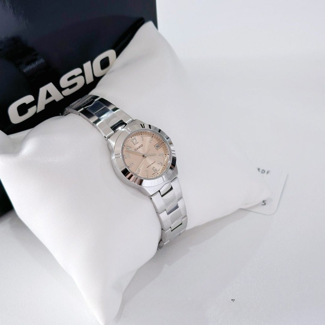 Reloj Casio LTP-1241D-4A3 plateado con esfera melón para mujer estilo minimalista