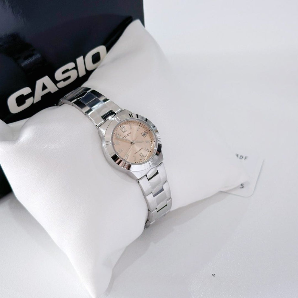 Reloj Casio LTP-1241D-4A3 plateado con esfera melón para mujer estilo minimalista