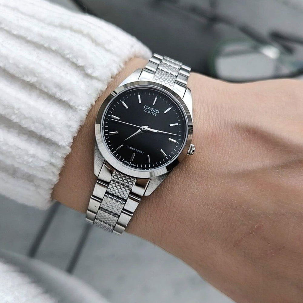 Reloj Casio LTP-1274D-1A puesto en la muñeca, estilo clásico femenino