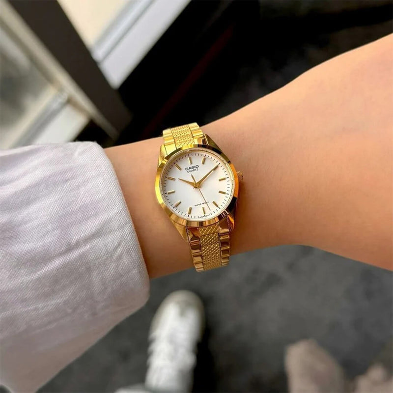 Reloj Casio LTP-1274G-7A puesto en la muñeca, estilo clásico femenino