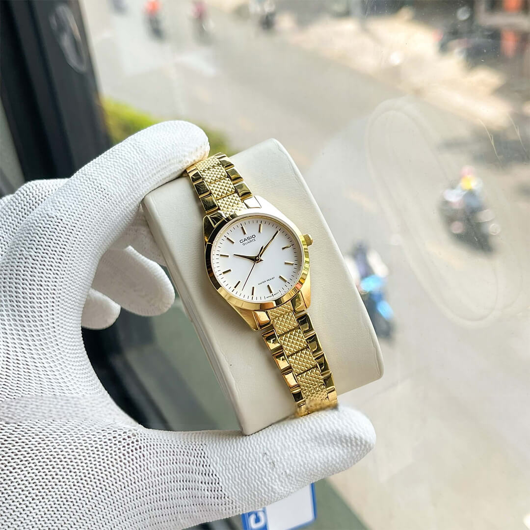 Detalle de la esfera blanca con manecillas doradas del Reloj Casio LTP-1274G-7A