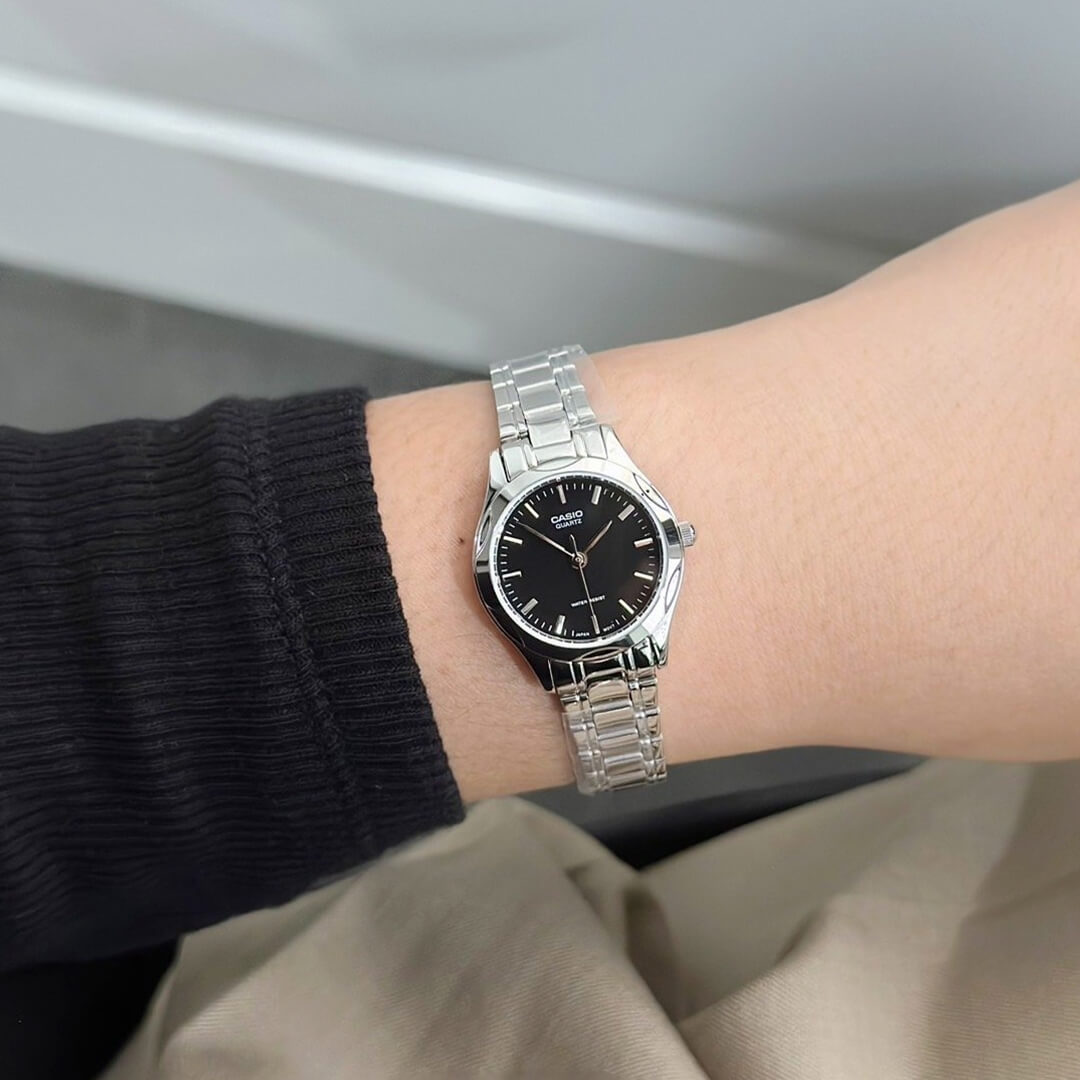 Reloj Casio LTP-1275D-1A puesto en la muñeca, estilo clásico femenino
