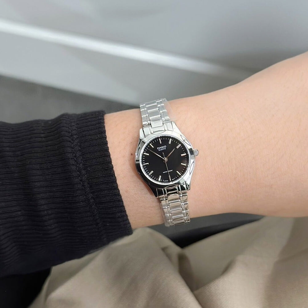 Reloj Casio LTP-1275D-1A puesto en la muñeca, estilo clásico femenino