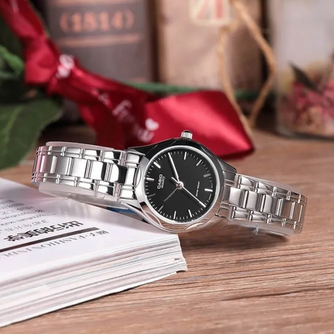 Detalle de la esfera negra del Reloj Casio LTP-1275D-1A