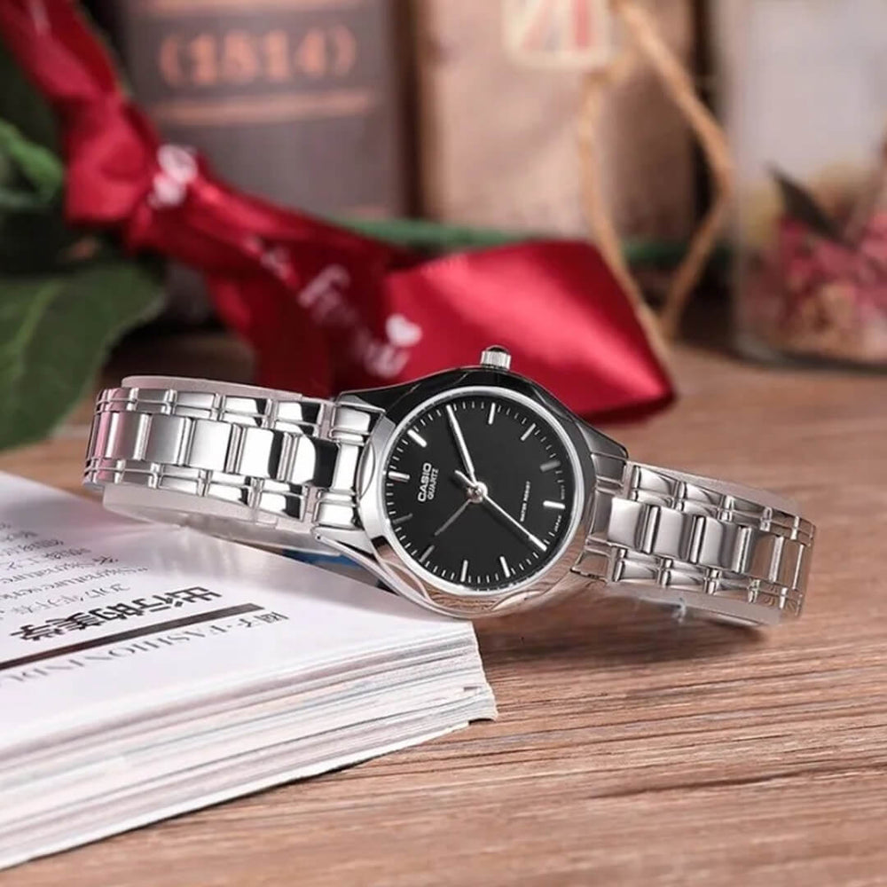Detalle de la esfera negra del Reloj Casio LTP-1275D-1A