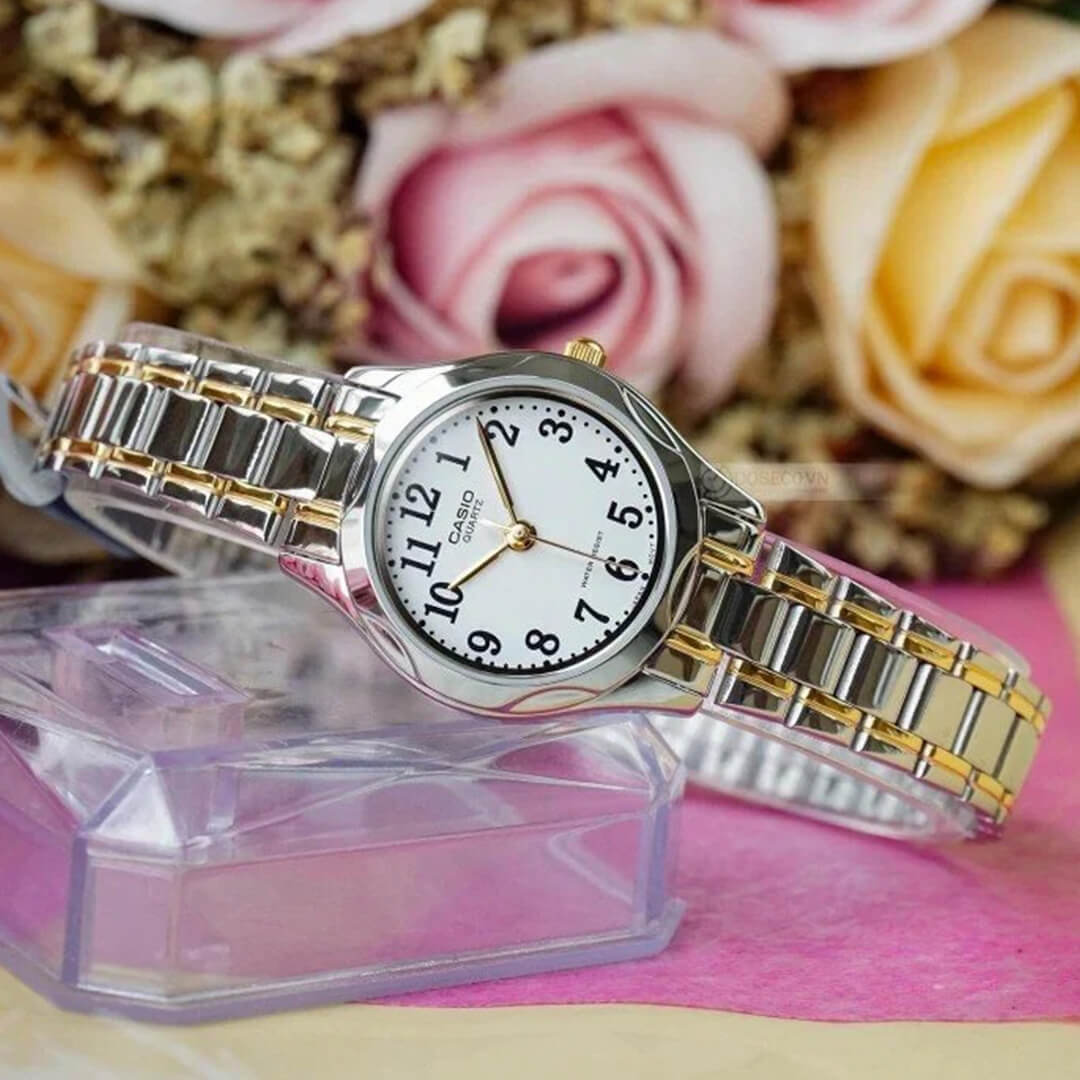 Reloj Casio LTP-1275SG-7B puesto en la muñeca de mujer, mostrando su diseño elegante