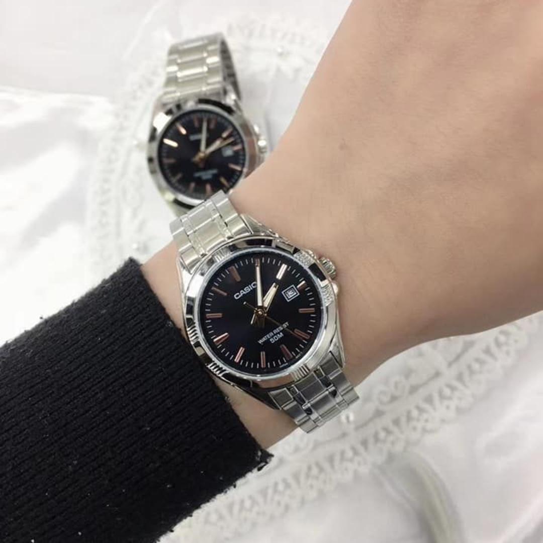 Detalle de la esfera negra con detalles rosa dorado del Reloj Casio LTP-1308D-1A2 puesto en muñeca