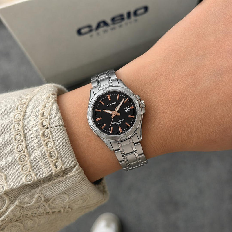Reloj Casio LTP-1308D-1A2 puesto en la muñeca, estilo clásico femenino