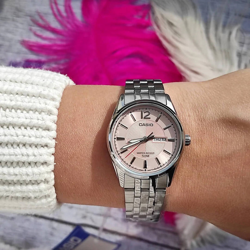 Reloj Casio LTP-1335D-5A puesto en la muñeca, estilo clásico femenino