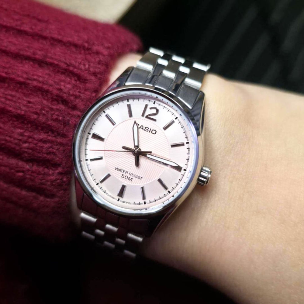 Reloj Casio LTP-1335D-5A puesto en la muñeca, estilo femenino para el dia a dia
