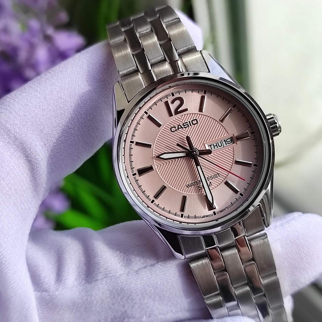 Detalle de la pulsera del Reloj Casio LTP-1335D-5A vista frontal