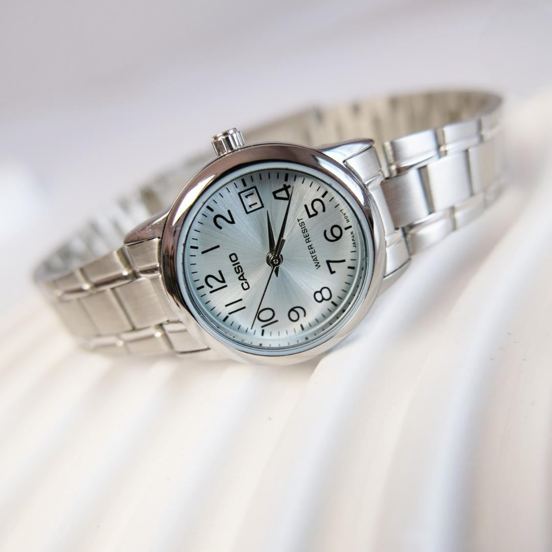 Reloj Casio LTP-V002D-2B plateado con esfera celeste para mujer