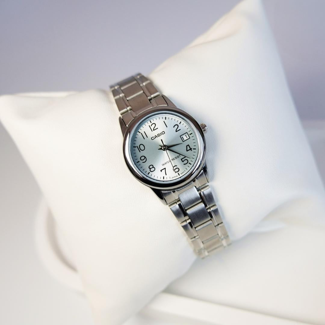 Detalle de la esfera celeste sunray del Reloj Casio LTP-V002D-2B para mujer