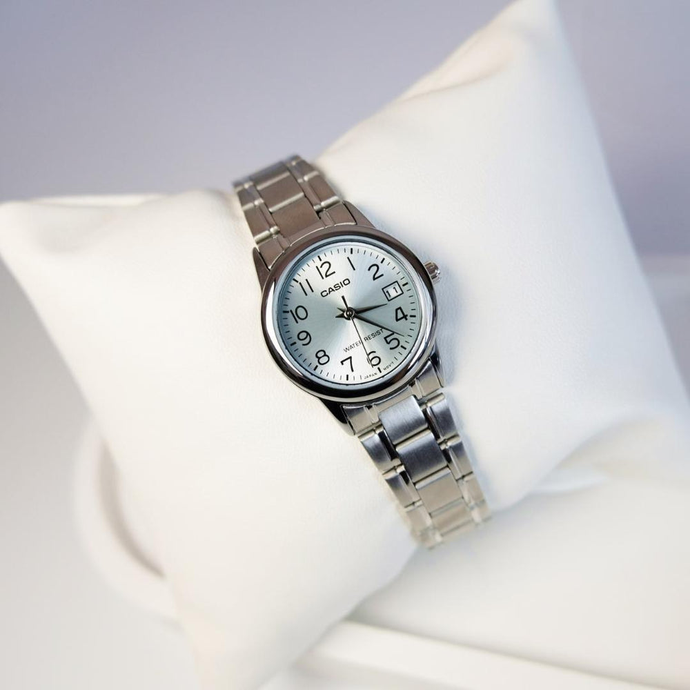 Detalle de la esfera celeste sunray del Reloj Casio LTP-V002D-2B para mujer