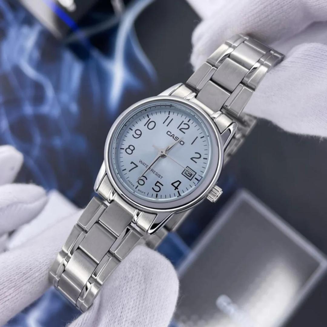 Vista lateral del Reloj Casio LTP-V002D-2B con brazalete de acero plateado, detalle unico