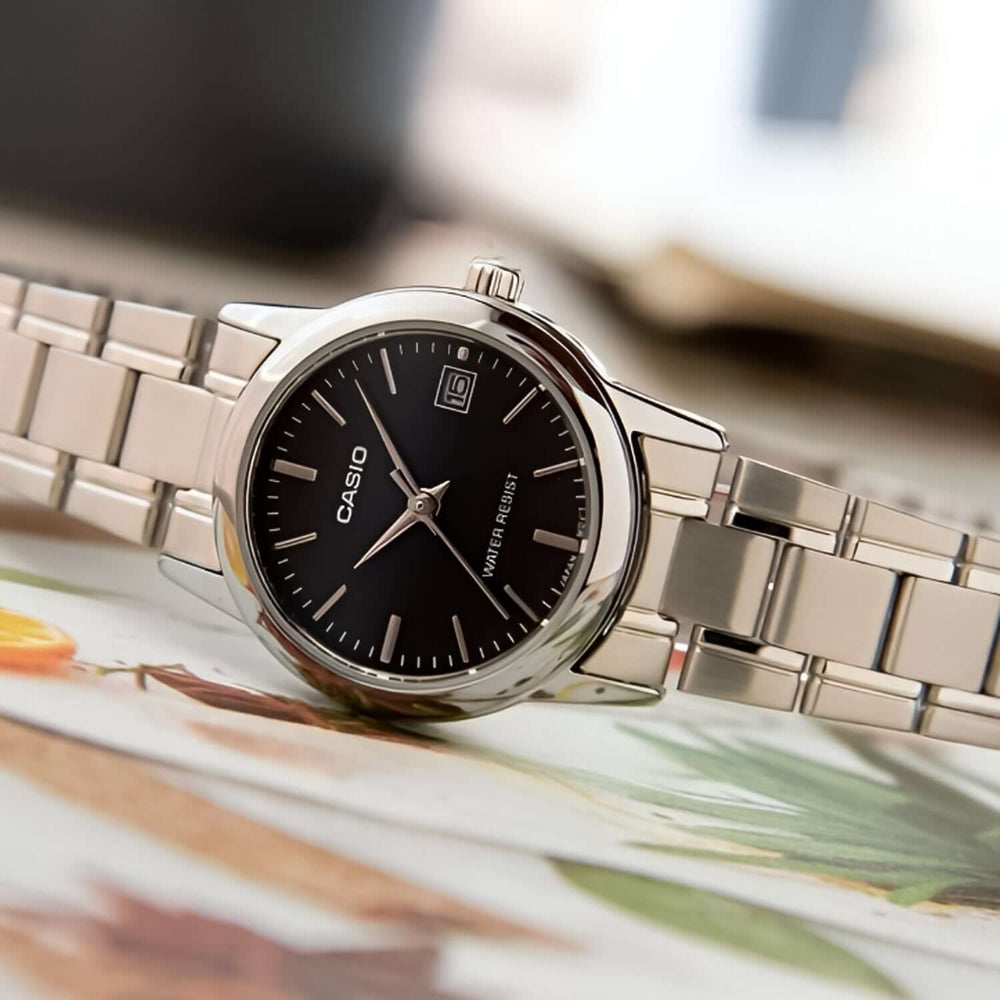 Vista lateral del Reloj Casio LTP-V002D-1AUDF con brazalete de acero plateado