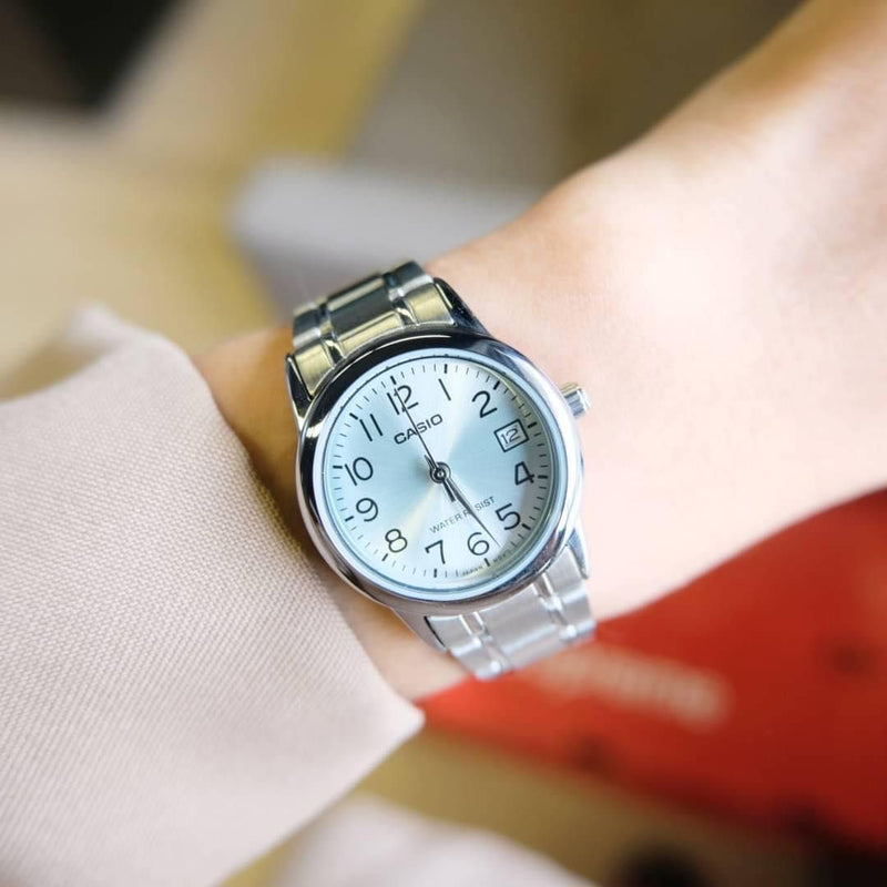 Vista lateral del Reloj Casio LTP-V002D-2B con brazalete de acero plateado