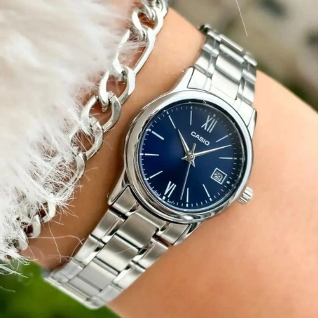 Reloj Casio LTP-V002D-2B3 puesto en la muñeca, estilo clásico femenino