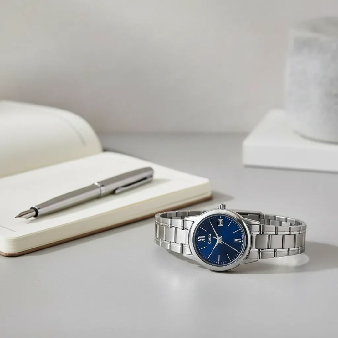 Detalle de la esfera azul con números romanos del Reloj Casio LTP-V002D-2B3