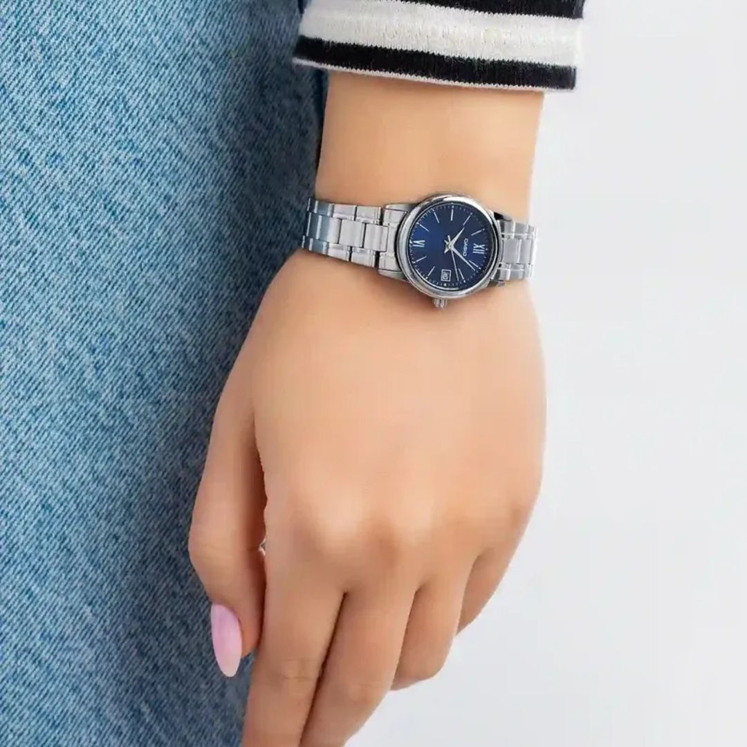 Vista lateral del Reloj Casio LTP-V002D-2B3 con brazalete de acero plateado puesta en brazo