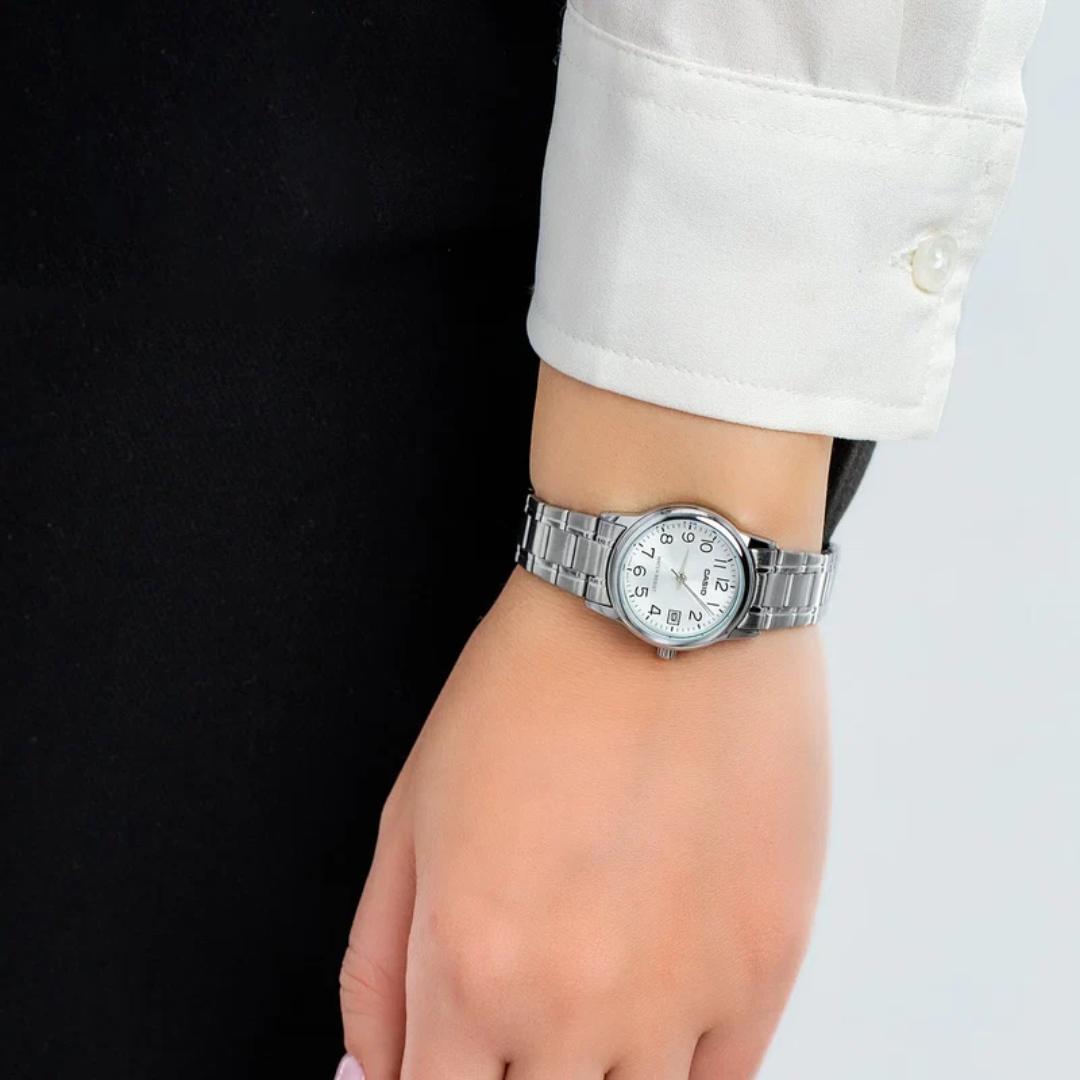 Vista lateral del Reloj Casio LTP-V002D-7B con brazalete de acero plateado puesta en muñeca