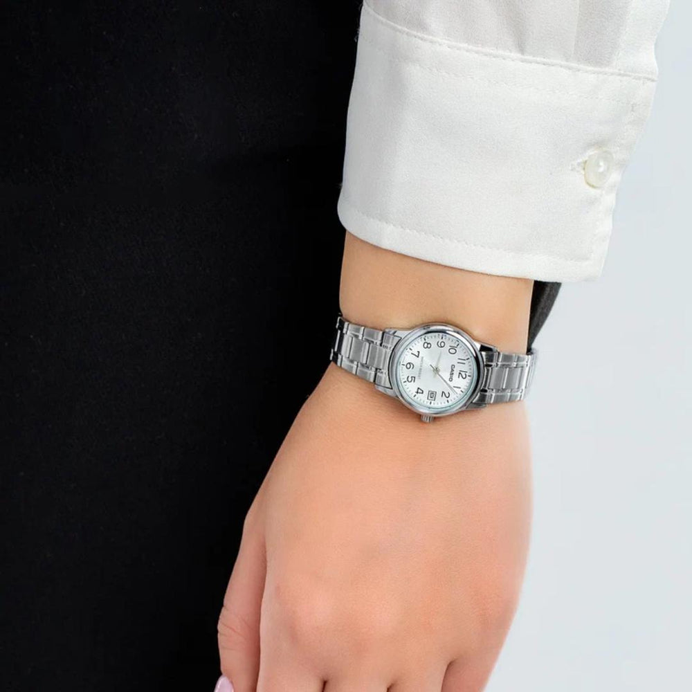 Vista lateral del Reloj Casio LTP-V002D-7B con brazalete de acero plateado puesta en muñeca