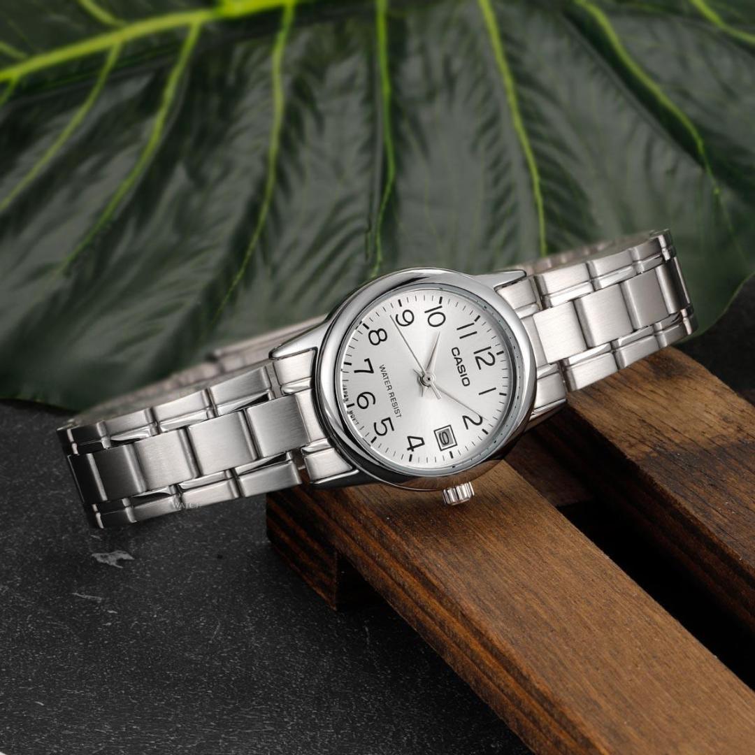 Detalle de la esfera plateada y función de fecha del Reloj Casio LTP-V002D-7B