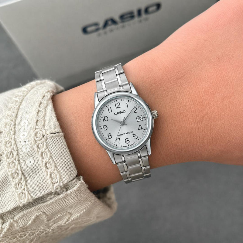 Reloj Casio LTP-V002D-7B puesto en la muñeca, estilo clásico femenino