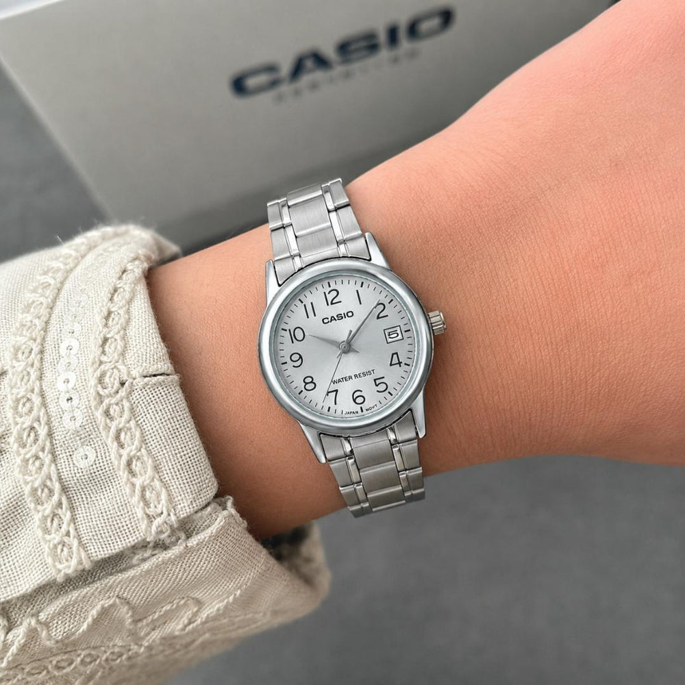 Reloj Casio LTP-V002D-7B puesto en la muñeca, estilo clásico femenino