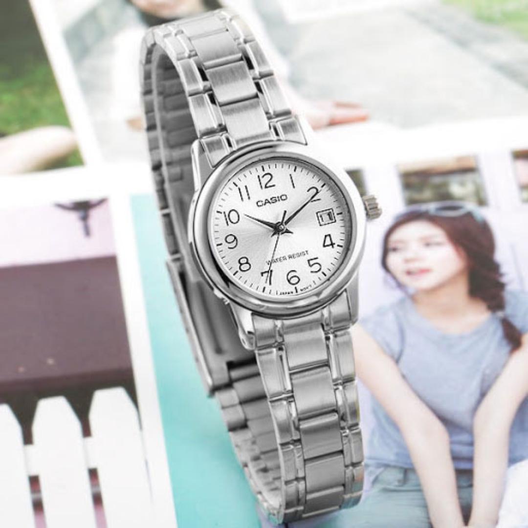 Reloj Casio LTP-V002D-7B en ángulo lateral, mostrando el grosor de la caja