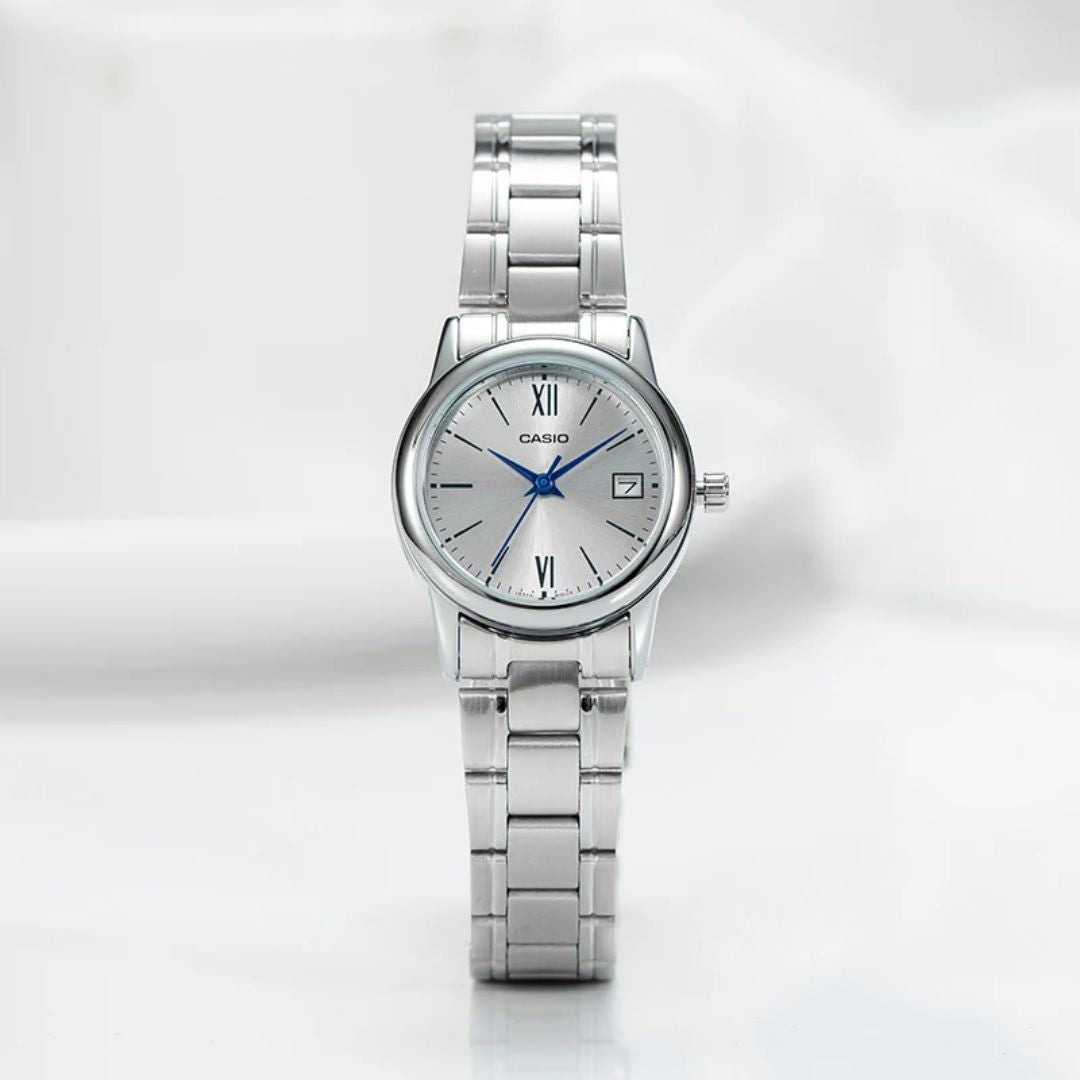 Detalle de la esfera plateada con números romanos del Reloj Casio LTP-V002D-7B3UDF