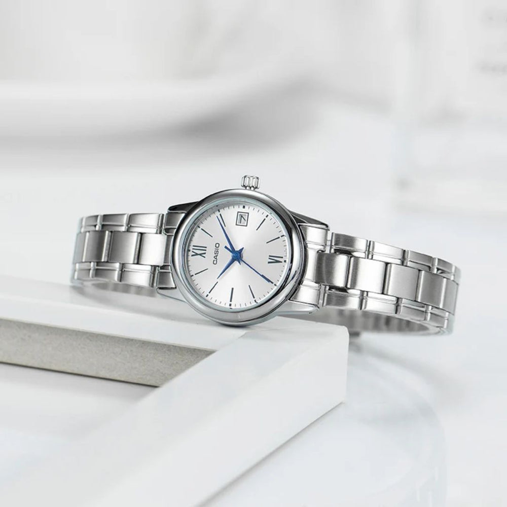 Vista lateral del Reloj Casio LTP-V002D-7B3UDF con brazalete de acero plateado