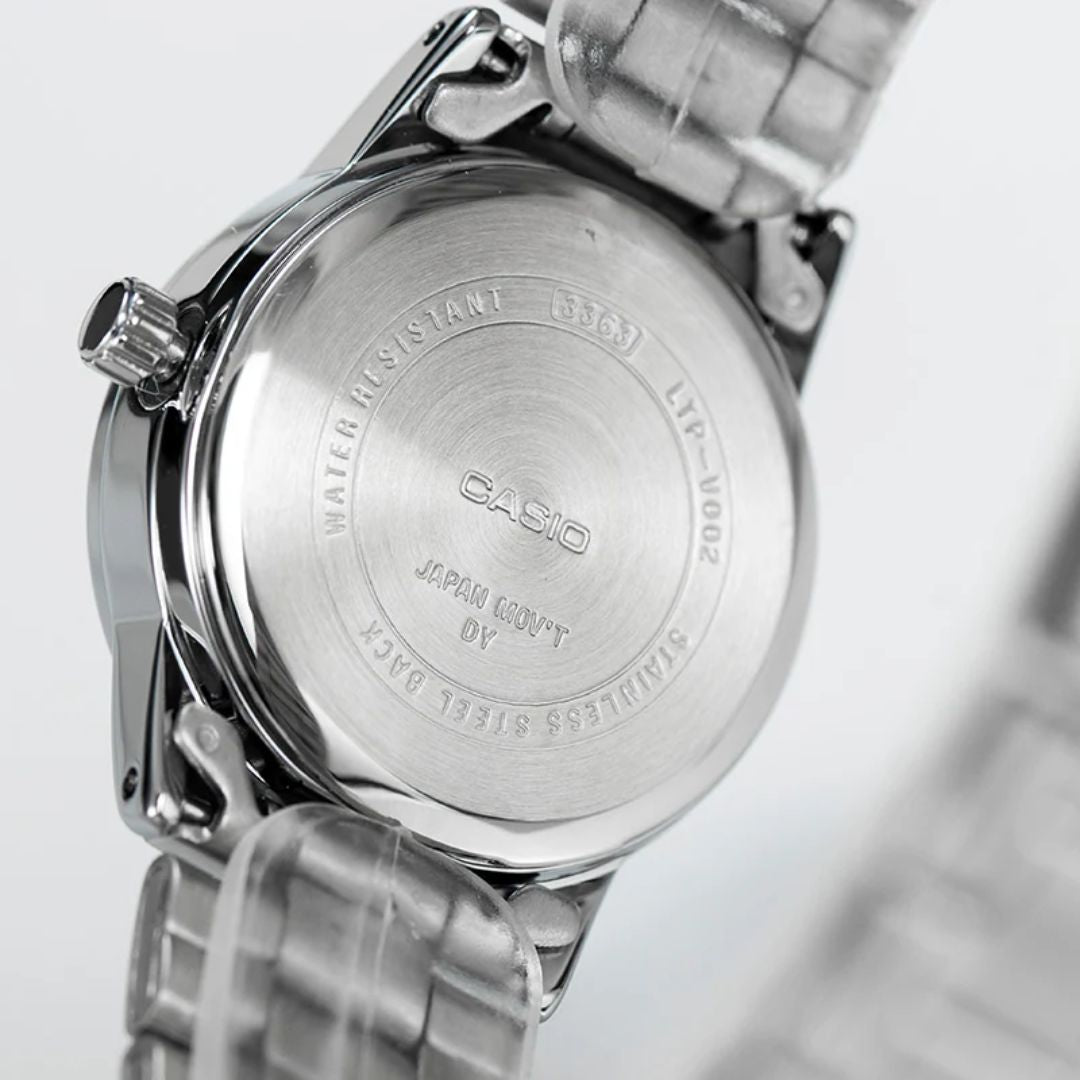 Reloj Casio LTP-V002D-7B3UDF plateado con esfera plateada para mujer, parte atras
