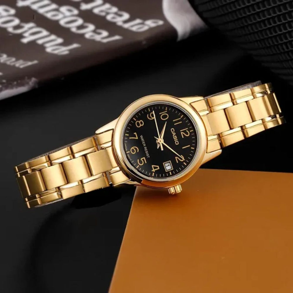 Vista lateral del Reloj Casio LTP-V002G-1BUDF con brazalete de acero dorado, estilo minimalista