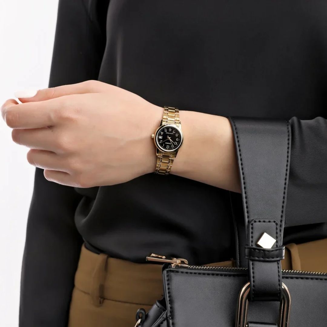 Vista lateral del Reloj Casio LTP-V002G-1BUDF con brazalete de acero dorado, estilo casual elegante