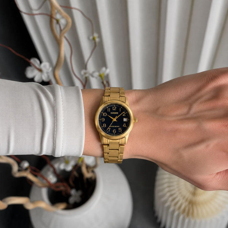 Reloj Casio LTP-V002G-1BUDF puesto en la muñeca, estilo clásico femenino