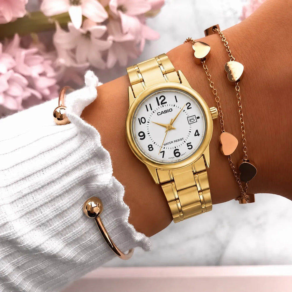 Reloj Casio LTP-V002G-7BU puesto en muñeca mujer