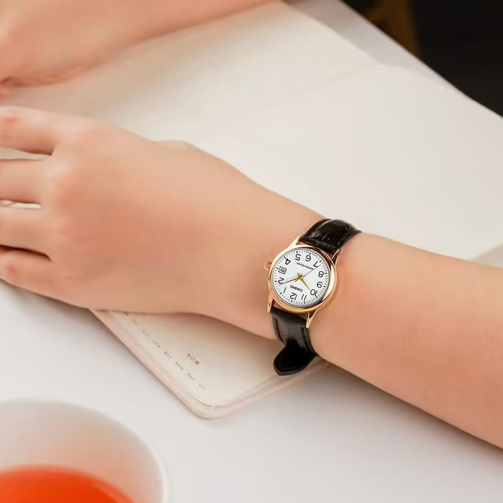 Detalle de la esfera blanca y función de fecha del Reloj Casio LTP-V002GL-7B2 puesta en muñeca.