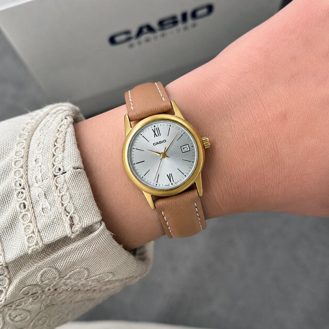 Reloj Casio LTP-V002GL-7B3UDF puesto en la muñeca, estilo clásico femenino