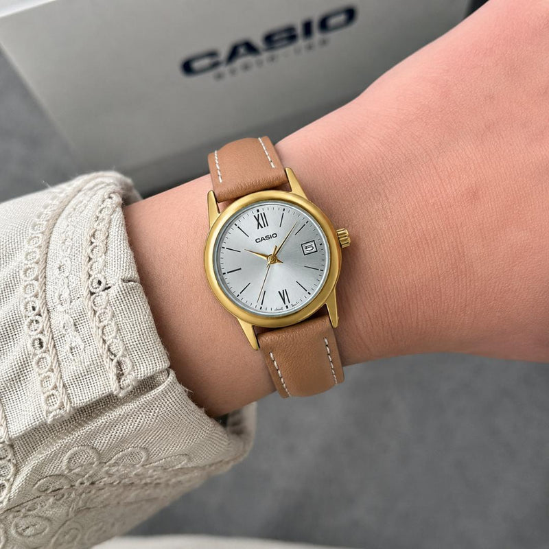 Reloj Casio LTP-V002GL-7B3UDF puesto en la muñeca, estilo clásico femenino