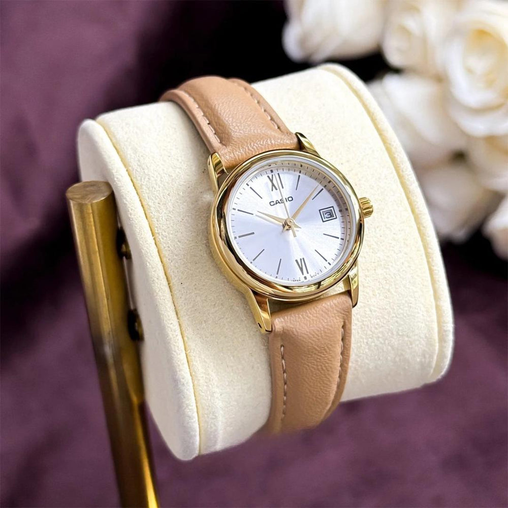 Detalle de la esfera blanca y función de fecha del Reloj Casio LTP-V002GL-7B3UDF