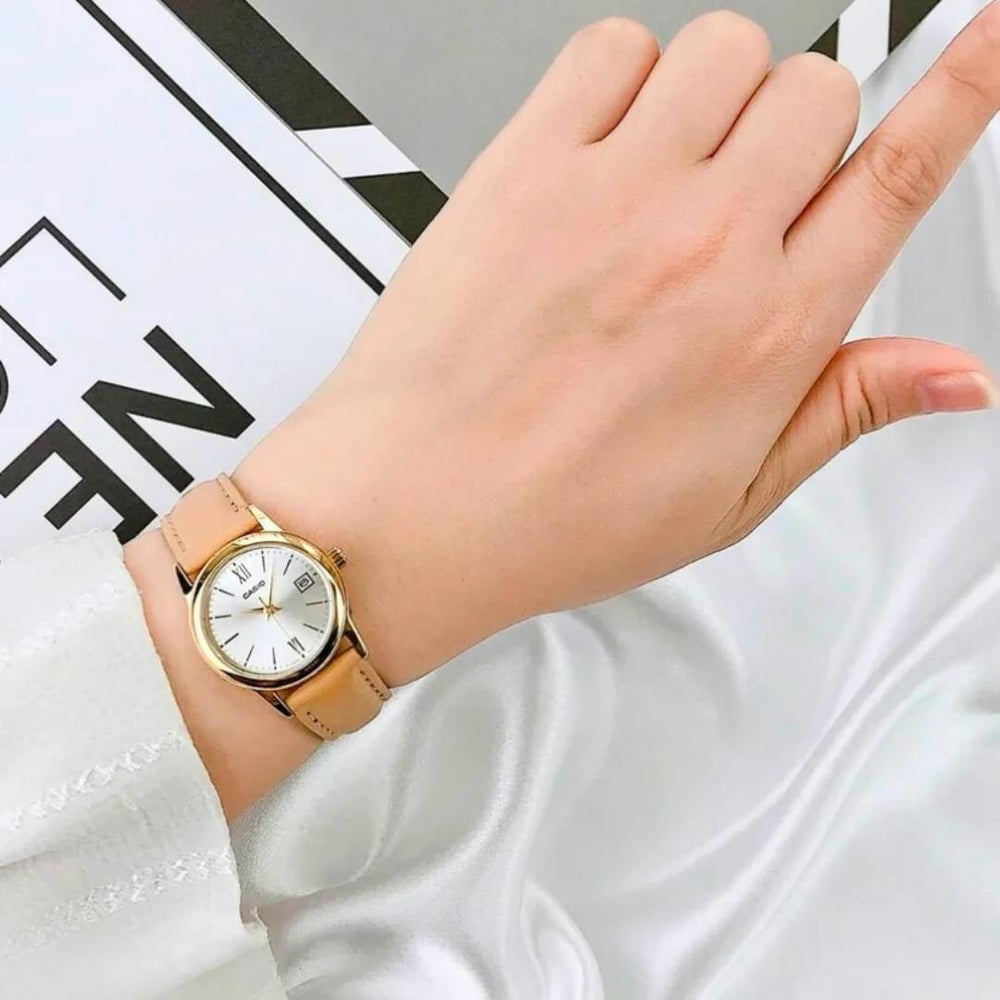 Detalle minimalista del Reloj Casio LTP-V002GL-7B3UDF puesta en mano
