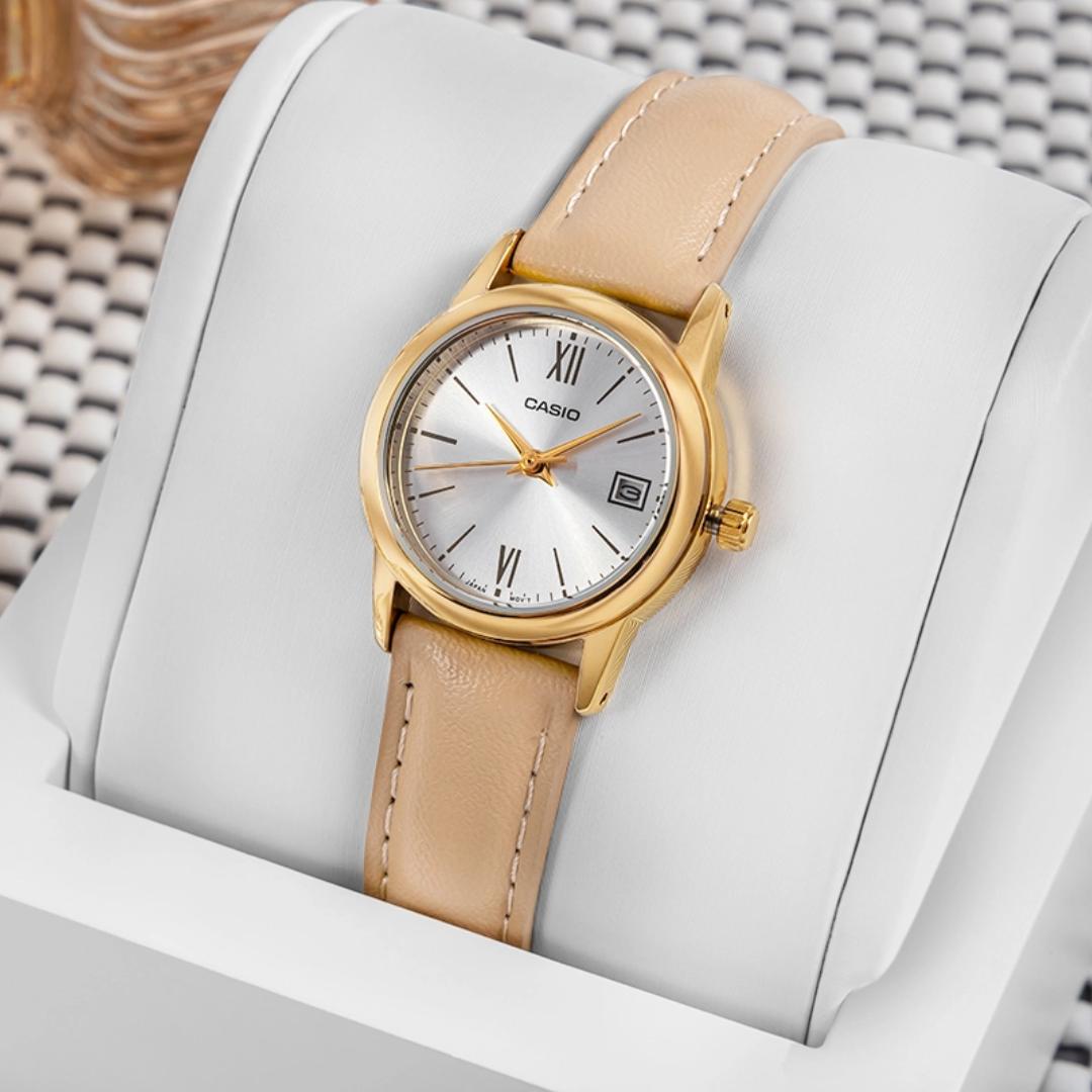 Vista lateral del Reloj Casio LTP-V002GL-7B3UDF con correa de cuero beige