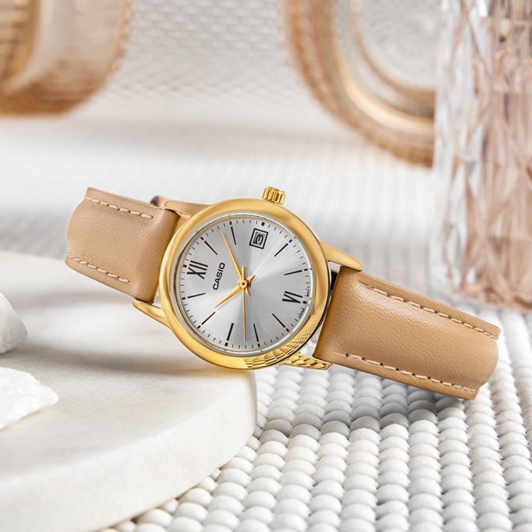 Reloj Casio LTP-V002GL-7B3UDF sobre fondo elegante, vista de catálogo